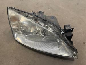 Gebruikte Koplamp rechts Ford Mondeo III 1.8 16V Prijs € 25,00 Margeregeling aangeboden door F. van den Mosselaar autodemontage