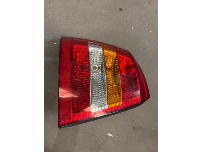 Achterlicht links van een Opel Astra G (F08/48) 1.6 16V 1999