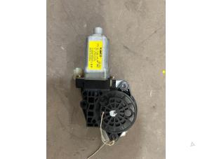 Gebruikte Portierruitmotor Kia Sportage (JE) 2.0 CRDi 16V VGT 4x2 Prijs € 15,00 Margeregeling aangeboden door F. van den Mosselaar autodemontage