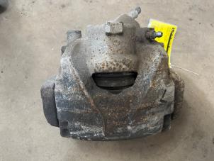 Gebruikte Remklauw (Tang) links-voor Renault Megane III Grandtour (KZ) 1.5 dCi 110 Prijs € 25,00 Margeregeling aangeboden door F. van den Mosselaar autodemontage