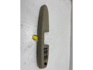 Gebruikte Elektrisch Raam Schakelaar Audi A4 Avant (B7) 2.5 TDI V6 24V Prijs € 20,00 Margeregeling aangeboden door F. van den Mosselaar autodemontage