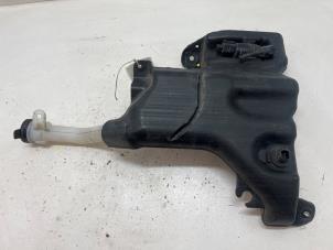 Gebruikte Ruitensproeiertank voor Opel Insignia Grand Sport 1.5 Turbo 16V 165 Prijs € 25,00 Margeregeling aangeboden door F. van den Mosselaar autodemontage