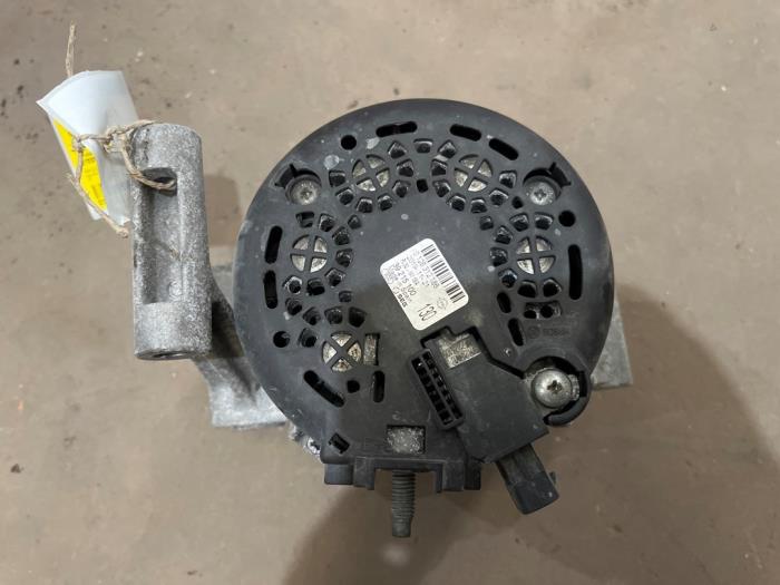 Dynamo van een Vauxhall Insignia Grand Sport 1.5 Turbo 16V 165 2020