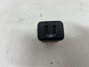 Gebruikte AUX/USB aansluiting Opel Insignia Grand Sport 1.5 Turbo 16V 165 Prijs € 15,00 Margeregeling aangeboden door F. van den Mosselaar autodemontage