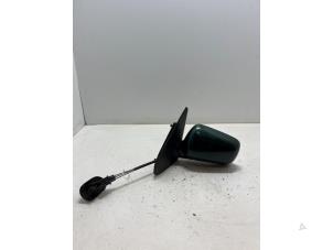 Gebruikte Spiegel Buiten links Volkswagen Polo III (6N1) 1.0i 50 Prijs € 25,00 Margeregeling aangeboden door F. van den Mosselaar autodemontage
