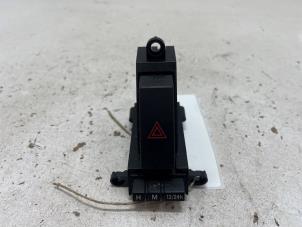 Gebruikte Alarmlicht Schakelaar Mazda 3 Sport (BL14/BLA4/BLB4) 1.6i MZR 16V Prijs € 10,00 Margeregeling aangeboden door F. van den Mosselaar autodemontage