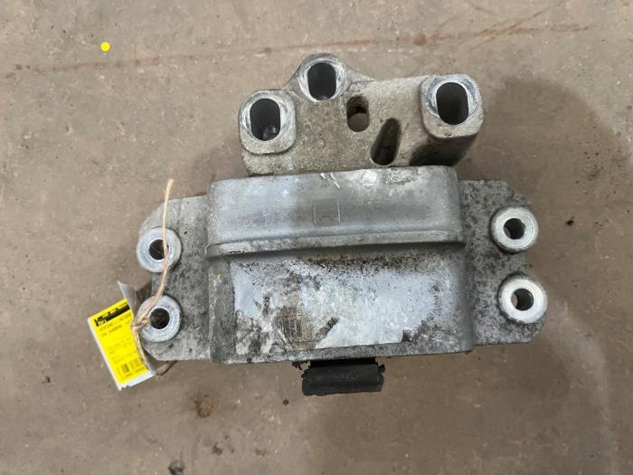 Gebruikte Versnellingsbak Steun Volkswagen Sharan (7N) 2.0 TDI 16V Prijs € 15,00 Margeregeling aangeboden door F. van den Mosselaar autodemontage