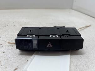 Gebruikte Alarmlicht Schakelaar Opel Meriva 1.4 Turbo 16V Ecotec Prijs € 10,00 Margeregeling aangeboden door F. van den Mosselaar autodemontage