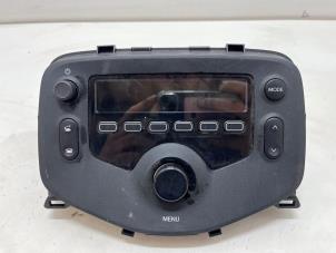 Gebruikte Radio Peugeot 108 1.0 12V Prijs € 20,00 Margeregeling aangeboden door F. van den Mosselaar autodemontage