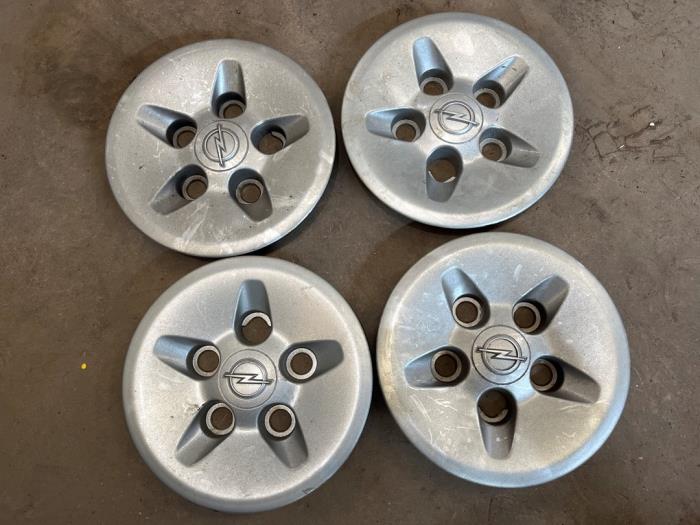Gebruikte Wieldop set Opel Combo 1.6 CDTI 16V Prijs € 20,00 Margeregeling aangeboden door F. van den Mosselaar autodemontage
