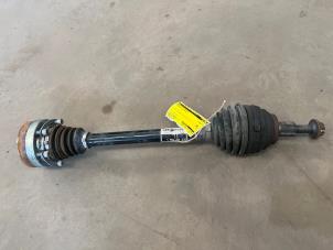 Gebruikte Aandrijfas links-voor Volkswagen Beetle (16AE) 1.2 TSI 16V Prijs € 70,00 Margeregeling aangeboden door F. van den Mosselaar autodemontage