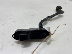 Gebruikte Raam schakelaar elektrisch Mitsubishi Outlander (CU) 2.0 16V 4x2 Prijs € 10,00 Margeregeling aangeboden door F. van den Mosselaar autodemontage