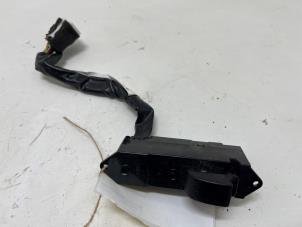 Gebruikte Raam schakelaar elektrisch Mitsubishi Outlander (CU) 2.0 16V 4x2 Prijs € 10,00 Margeregeling aangeboden door F. van den Mosselaar autodemontage