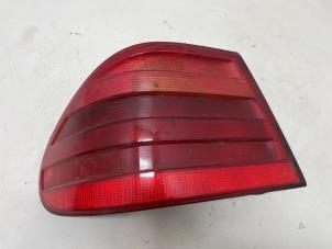 Gebruikte Achterlicht links Mercedes E (W210) 2.4 E-240 V6 18V Prijs € 15,00 Margeregeling aangeboden door F. van den Mosselaar autodemontage