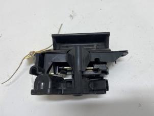 Gebruikte Handgreep Achterklep Toyota Celica (ZZT230/231) 1.8 16V VVTL-i TS Prijs € 20,00 Margeregeling aangeboden door F. van den Mosselaar autodemontage