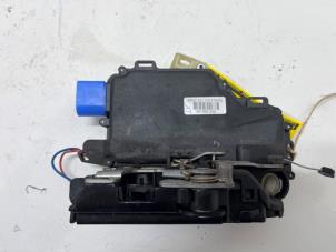 Gebruikte Deurslot Mechaniek 4Deurs links-voor Volkswagen Polo IV (9N1/2/3) 1.4 16V Prijs € 20,00 Margeregeling aangeboden door F. van den Mosselaar autodemontage