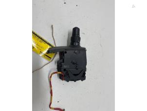 Gebruikte Knipperlicht Schakelaar Renault Clio III (BR/CR) 1.6 16V Prijs € 15,00 Margeregeling aangeboden door F. van den Mosselaar autodemontage