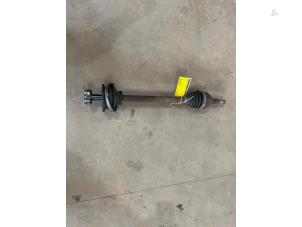 Gebruikte Aandrijfas links-voor Renault Twingo II (CN) 1.2 16V Prijs € 35,00 Margeregeling aangeboden door F. van den Mosselaar autodemontage