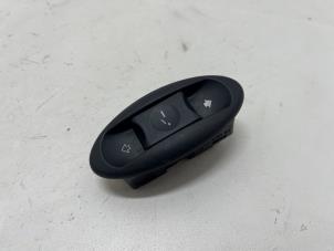 Gebruikte Schuifdak schakelaar BMW Mini One/Cooper (R50) 1.6 16V Cooper Prijs € 10,00 Margeregeling aangeboden door F. van den Mosselaar autodemontage