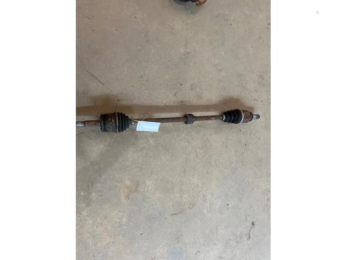 Gebruikte Steekas rechts-voor Mitsubishi Colt (Z2/Z3) 1.3 16V Prijs € 35,00 Margeregeling aangeboden door F. van den Mosselaar autodemontage