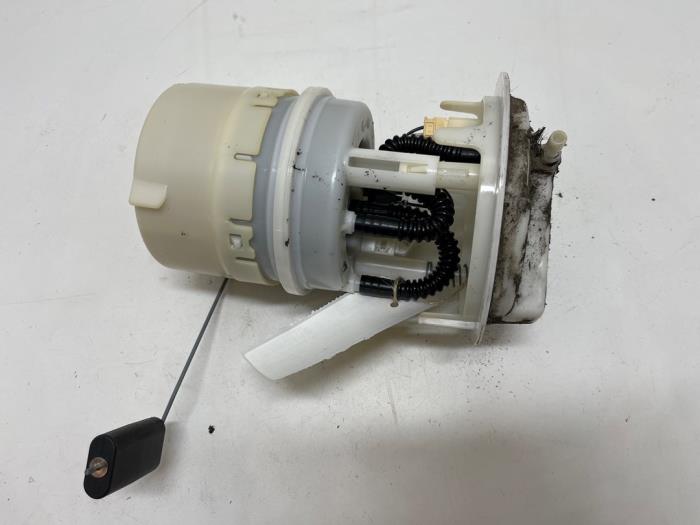 Gebruikte Tank element Pomp Peugeot 206+ (2L/M) 1.1 XR,XS Prijs € 25,00 Margeregeling aangeboden door F. van den Mosselaar autodemontage