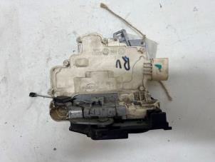 Gebruikte Slotmechaniek Portier 4Deurs rechts-voor Seat Altea (5P1) 1.9 TDI Prijs € 35,00 Margeregeling aangeboden door F. van den Mosselaar autodemontage