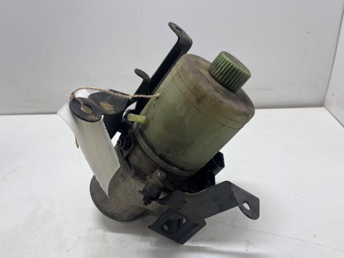 Gebruikte Pomp Servo Volkswagen Polo IV (9N1/2/3) 1.4 16V Prijs € 75,00 Margeregeling aangeboden door F. van den Mosselaar autodemontage