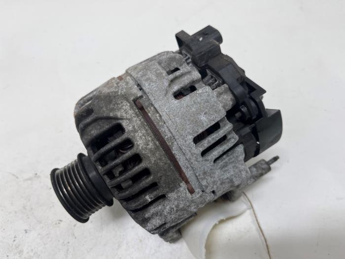 Gebruikte Dynamo Volkswagen Polo IV (9N1/2/3) 1.4 16V Prijs € 35,00 Margeregeling aangeboden door F. van den Mosselaar autodemontage