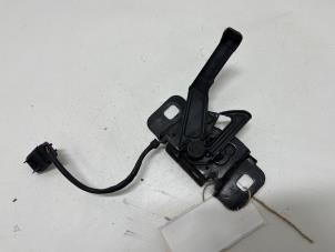 Gebruikte Motorkap Slotmechaniek Opel Insignia Sports Tourer 2.0 CDTI 16V 130 ecoFLEX Prijs € 20,00 Margeregeling aangeboden door F. van den Mosselaar autodemontage