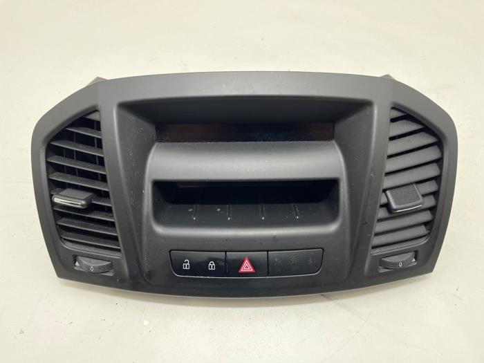 Gebruikte Display Interieur Opel Insignia Sports Tourer 2.0 CDTI 16V 130 ecoFLEX Prijs € 25,00 Margeregeling aangeboden door F. van den Mosselaar autodemontage