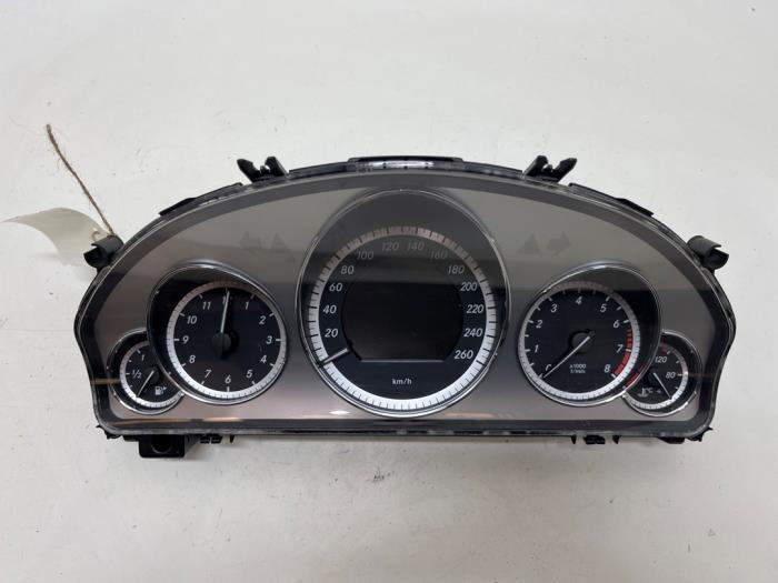 Gebruikte Tellerklok Mercedes E (W212) E-250 CGI 16V BlueEfficiency Prijs € 150,00 Margeregeling aangeboden door F. van den Mosselaar autodemontage