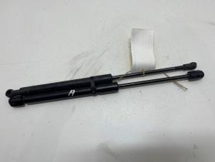 Gebruikte Set Gasdempers Achterklep Mini Clubman (R55) 1.6 16V Cooper S Prijs € 20,00 Margeregeling aangeboden door F. van den Mosselaar autodemontage