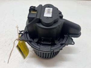 Gebruikte Chaufage Ventilatiemotor Renault Clio IV (5R) 0.9 Energy TCE 90 12V Prijs € 25,00 Margeregeling aangeboden door F. van den Mosselaar autodemontage