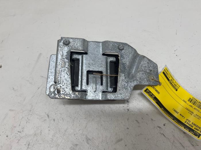 Gebruikte Alarm module Mercedes CLK (C208) 2.0 200K Evo 16V Prijs € 15,00 Margeregeling aangeboden door F. van den Mosselaar autodemontage
