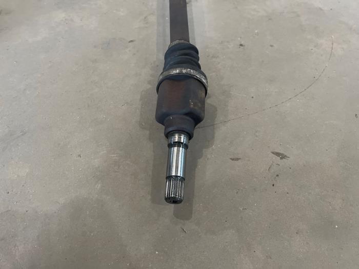 Aandrijfas rechts-voor van een Peugeot 207/207+ (WA/WC/WM) 1.4 2009