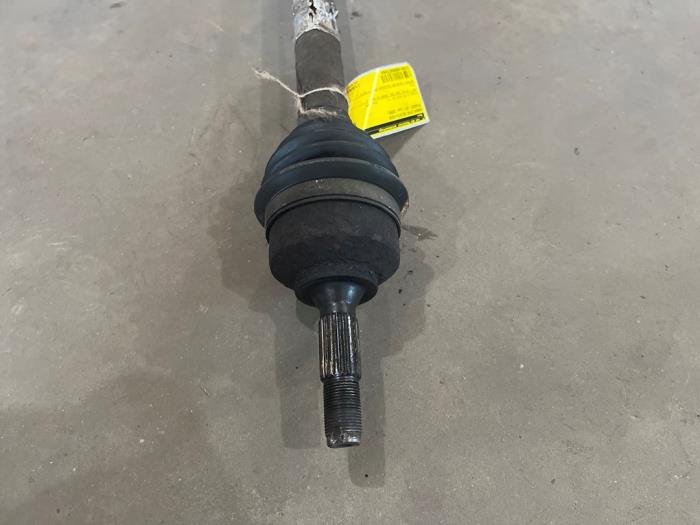 Aandrijfas rechts-voor van een Peugeot 207/207+ (WA/WC/WM) 1.4 2009