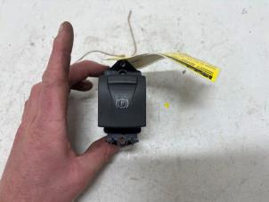 Gebruikte Handrem schakelaar Renault Megane III Grandtour (KZ) 1.5 dCi 110 Prijs € 15,00 Margeregeling aangeboden door F. van den Mosselaar autodemontage