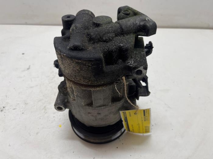 Aircopomp van een Renault Megane III Grandtour (KZ) 1.5 dCi 110 2012