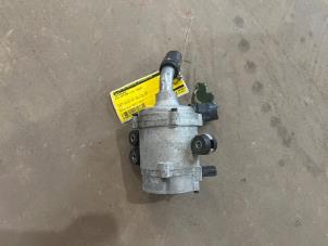 Gebruikte Waterpomp Kia Optima 2.0 CVVT Hybrid 16V Prijs € 100,00 Margeregeling aangeboden door F. van den Mosselaar autodemontage