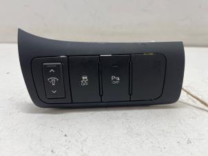 Gebruikte PDC Schakelaar Kia Optima 2.0 CVVT Hybrid 16V Prijs € 25,00 Margeregeling aangeboden door F. van den Mosselaar autodemontage