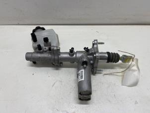 Gebruikte Hoofdremcilinder Kia Optima 2.0 CVVT Hybrid 16V Prijs € 250,00 Margeregeling aangeboden door F. van den Mosselaar autodemontage