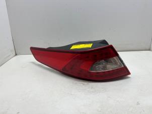 Gebruikte Achterlicht links Kia Optima 2.0 CVVT Hybrid 16V Prijs € 135,00 Margeregeling aangeboden door F. van den Mosselaar autodemontage