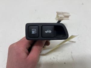 Gebruikte Schakelaar achterklep Kia Optima 2.0 CVVT Hybrid 16V Prijs € 20,00 Margeregeling aangeboden door F. van den Mosselaar autodemontage