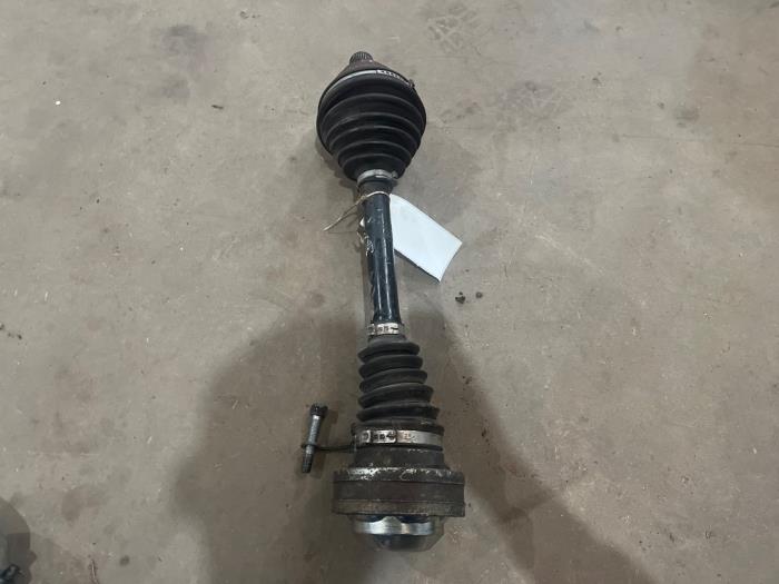 Gebruikte Aandrijfas links-voor Volkswagen Passat Variant (3C5) 2.0 TFSI/TSI 16V Prijs € 35,00 Margeregeling aangeboden door F. van den Mosselaar autodemontage