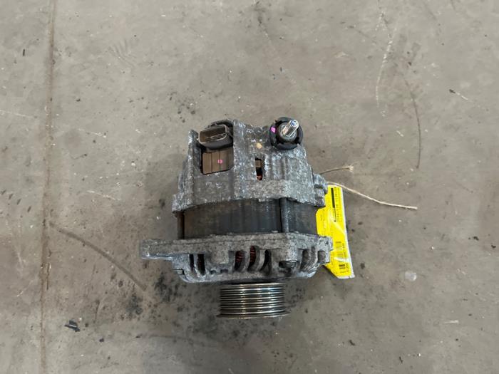 Alternator van een Mitsubishi Space Star (A0) 1.0 12V 2017