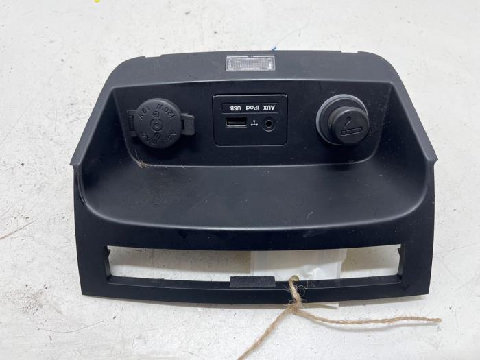 AUX/USB aansluiting van een Kia Sorento II (XM) 2.2 CRDi 16V VGT 4x4 2012