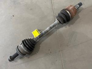 Gebruikte Aandrijfas links-voor Kia Carens III (FG) 2.0 CRDI VGT 16V Prijs € 35,00 Margeregeling aangeboden door F. van den Mosselaar autodemontage