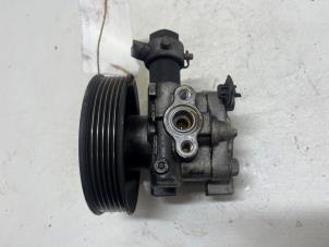 Gebruikte Stuurpomp Kia Carens III (FG) 2.0 CRDI VGT 16V Prijs € 35,00 Margeregeling aangeboden door F. van den Mosselaar autodemontage