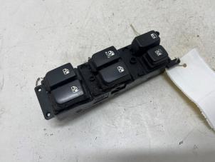 Gebruikte Ruit schakelaar elektrisch Kia Carens III (FG) 2.0 CRDI VGT 16V Prijs € 50,00 Margeregeling aangeboden door F. van den Mosselaar autodemontage