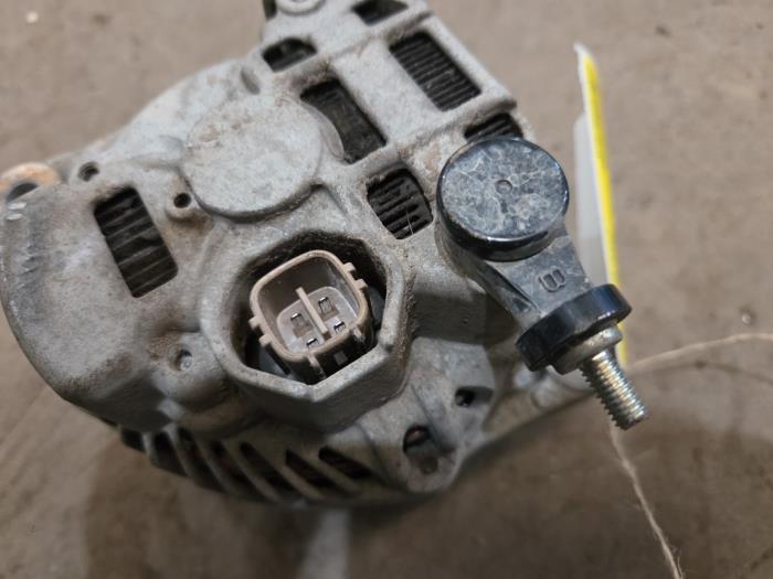 Dynamo van een Opel Agila (B) 1.0 12V 2014